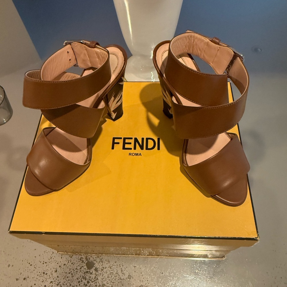 Fendi 
Bird of Paradise Brown Leather Sandals Size 36.5